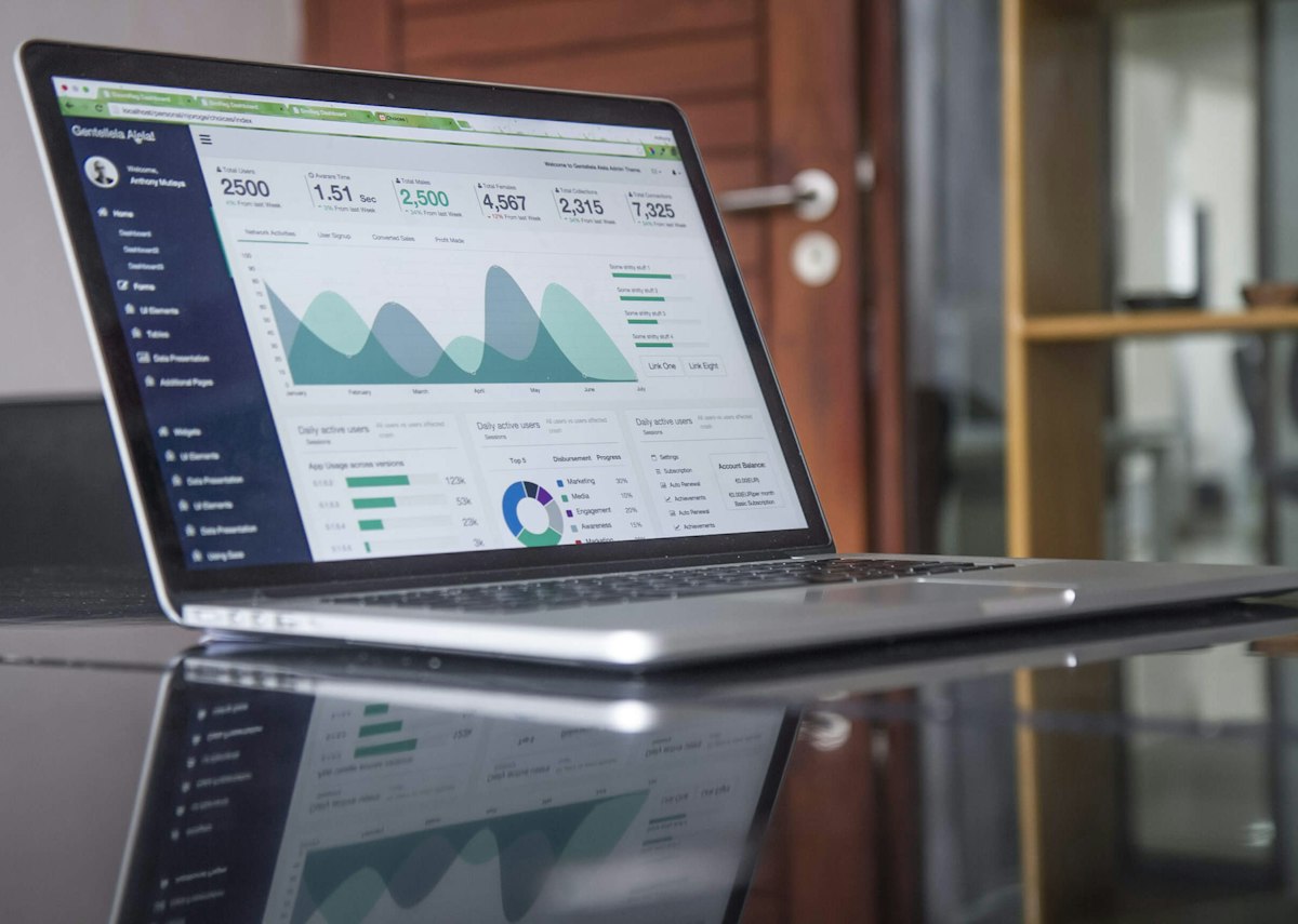 Laptop mit Finanzdaten